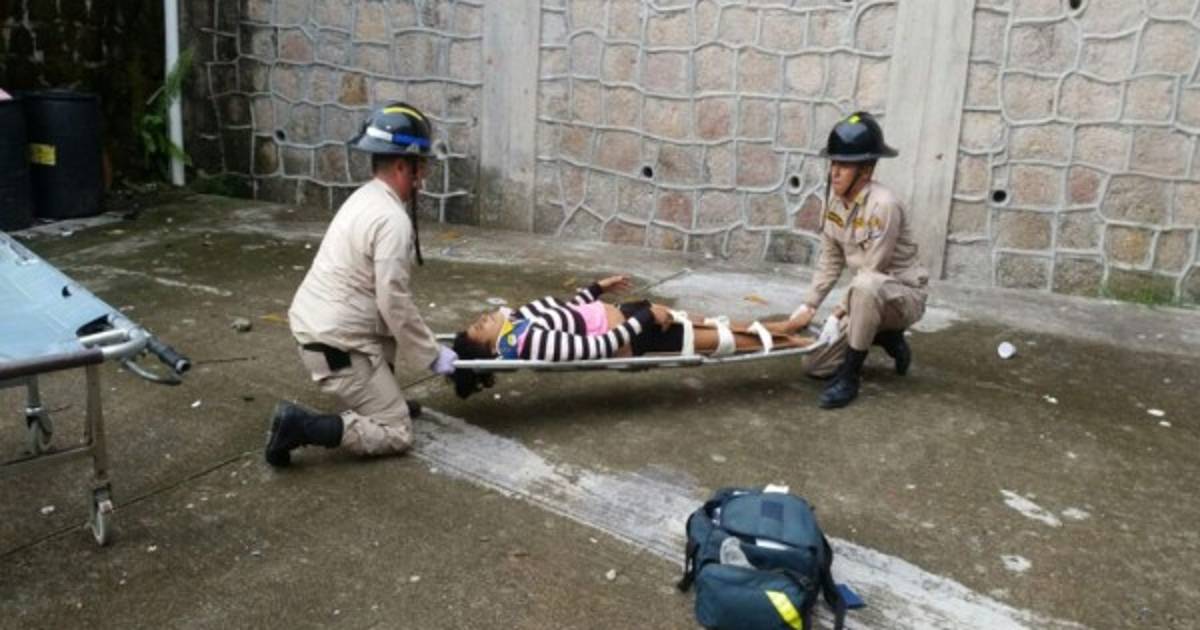 Mujer se salvó de milagro tras caer de un tercer piso en Santa Bárbara