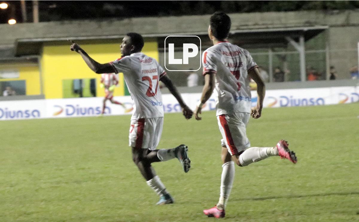 Carlos ‘Muma’ Fernández celebrando su gol que dio el triunfo al Vida en El Progreso.