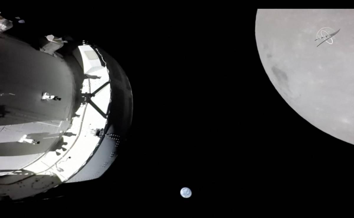 La cápsula Orión roza la Luna y se acerca con éxito a 130 kilómetros