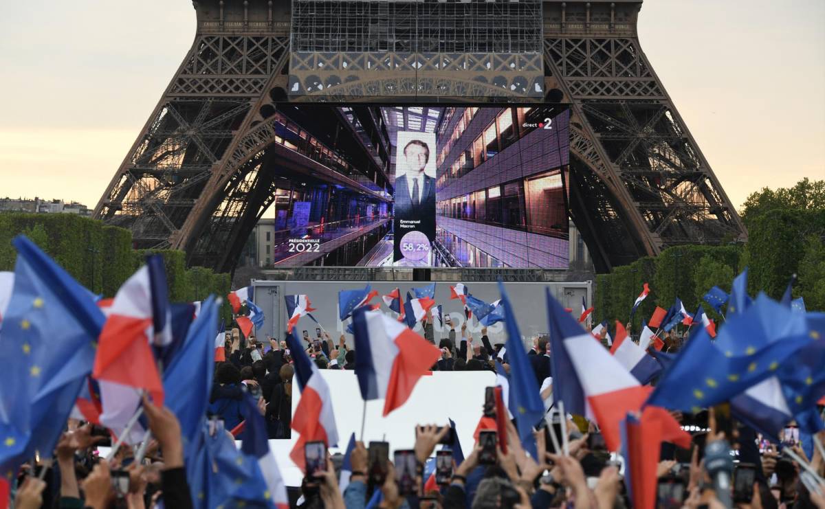 Los partidarios reaccionan después de la victoria del presidente francés y el candidato del partido La Republique en Marche (LREM) para la reelección Emmanuel Macron en las elecciones presidenciales de Francia, en el Champ de Mars, en París, el 24 de abril de 2022. (Foto de bERTRAND GUAY / AFP)
