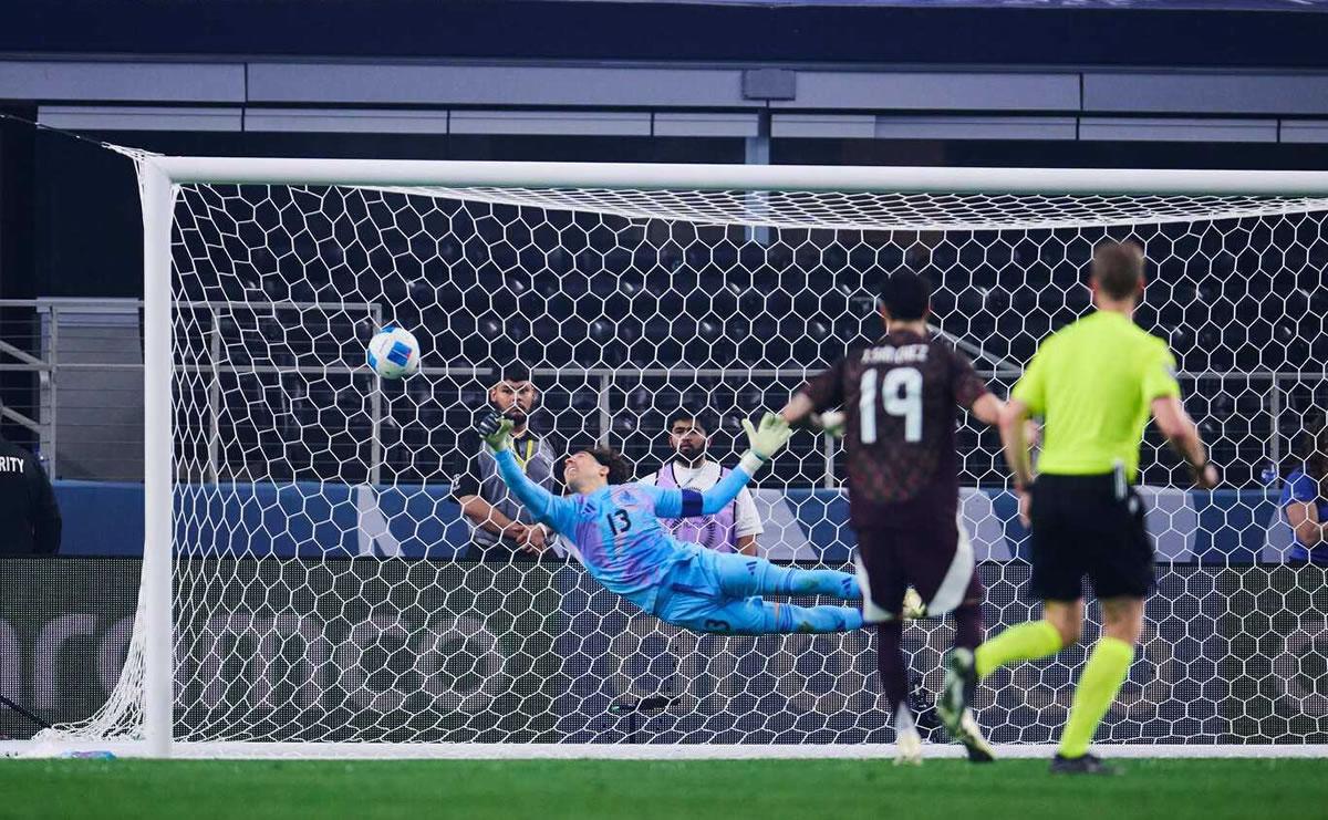 El vuelo inútil de ‘Memo’ Ochoa en el golazo de Tyler Adams para el 1-0 de Estados Unidos.