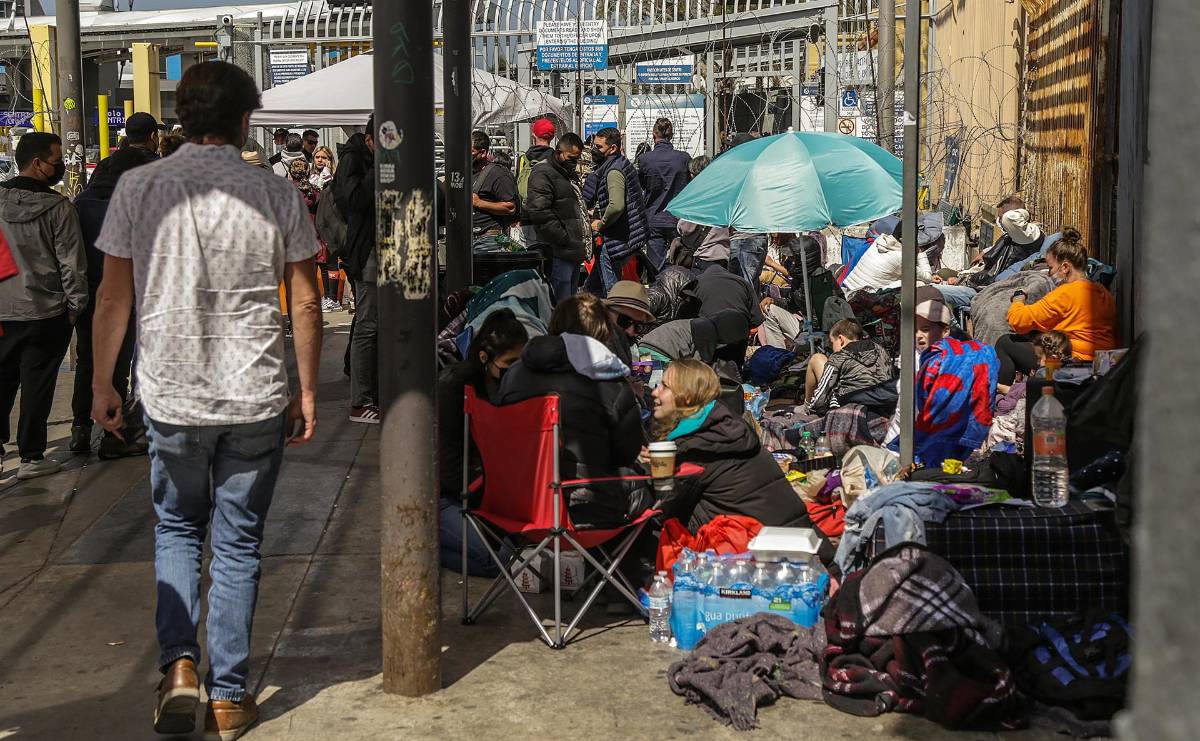 Familias rusas y ucranianas permanecen en un campamento improvisado a un costado de la Garita de San Ysidro, en Tijuana, estado de Baja California (México). EFE/ Joebeth Terriquez