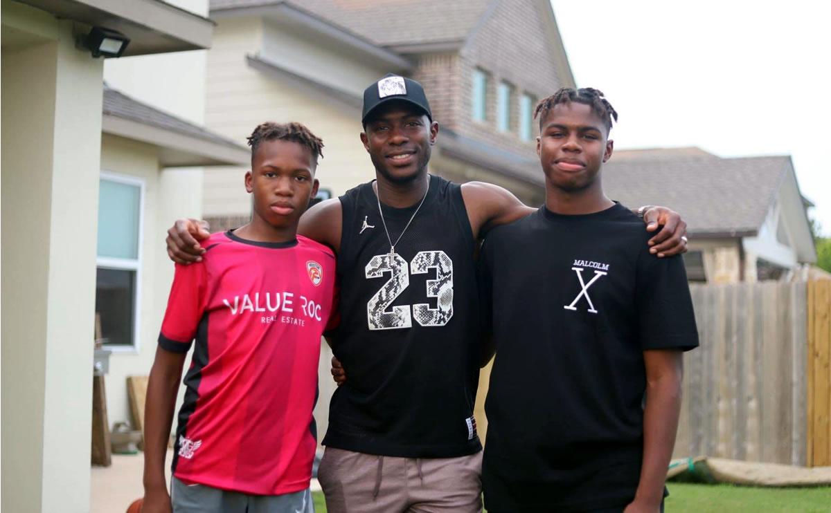 Maynor Figueroa junto a sus dos hijos hijos, a quien ahora les dedica mucho tiempo.