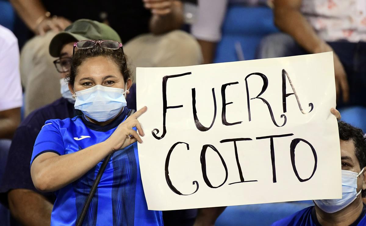 La afición pidió la salida de Coito en el partido contra Jamaica y horas después se cumplió.