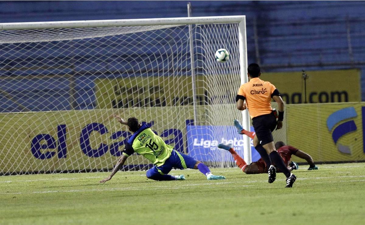 El golazo de Erick Andino, superando a ‘Buba‘ López con un derechazo al ángulo.