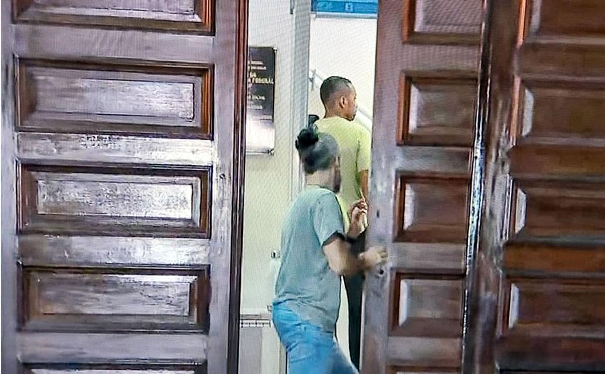 Robinho llegó ante la Policía el dá 22 de marzo.