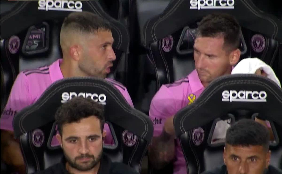 Messi y Jordi Alba en el banquillo tras salir lesionados.