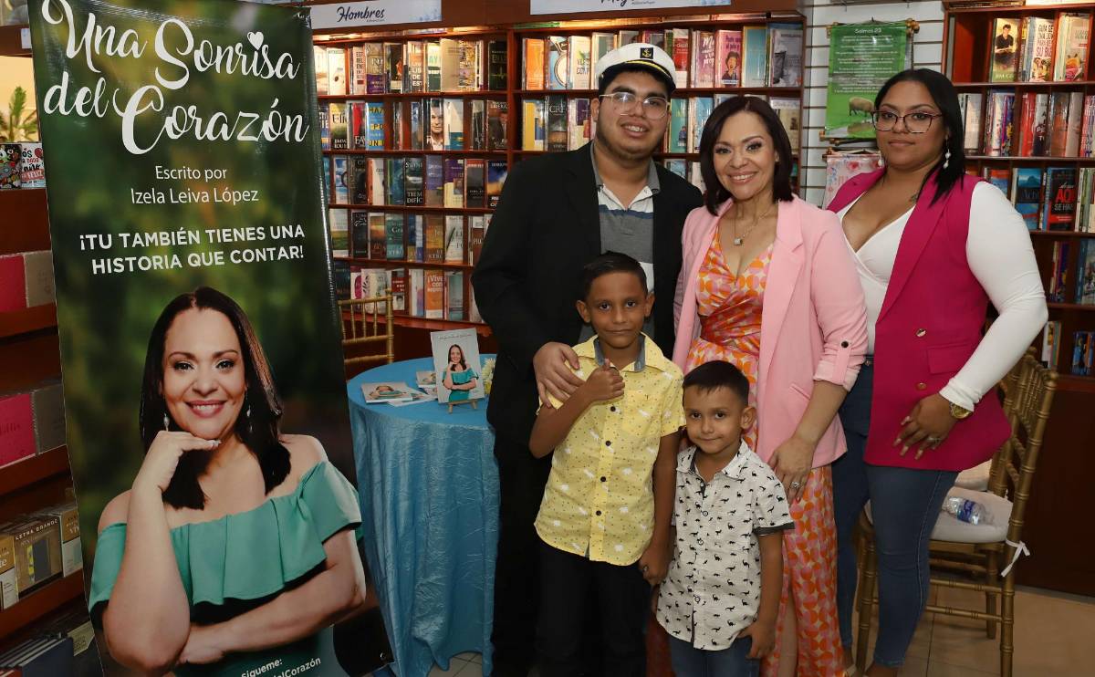 Izela Leiva junto a sus hijos y nietos, en la presentación del libro “Una Sonrisa del Corazón” realizada en Librería Logos, ubicada en Megamall de San Pedro Sula.
