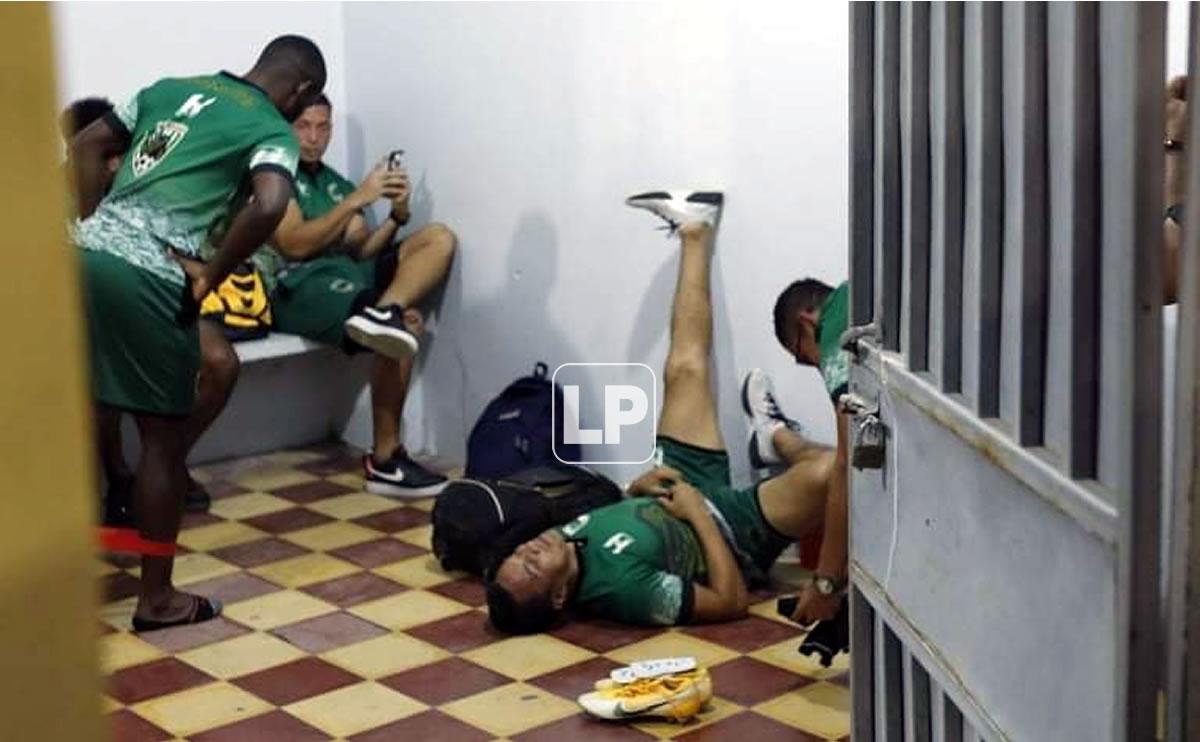 El mediocampista también aprovechó unos instantes para poner las piernas arriba contra la pared, una postura que solía usar Maradona.