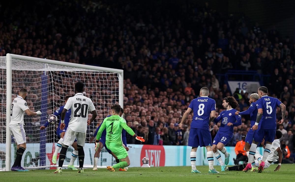 El momento en el que el balón entra en la portería de Kepa tras el disparo de Rodrygo para su primer gol del partido.