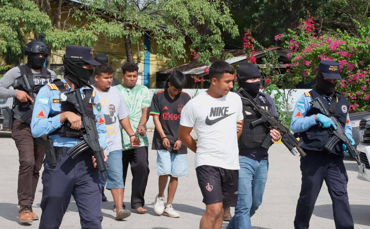 Con fusil de guerra capturan a miembros de Los Olanchanos