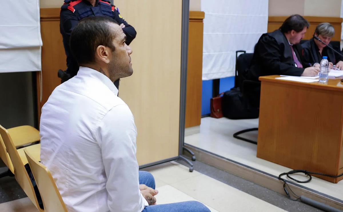 Dani Alves fue condenado en febrero a cuatro años y medio de cárcel por violación.