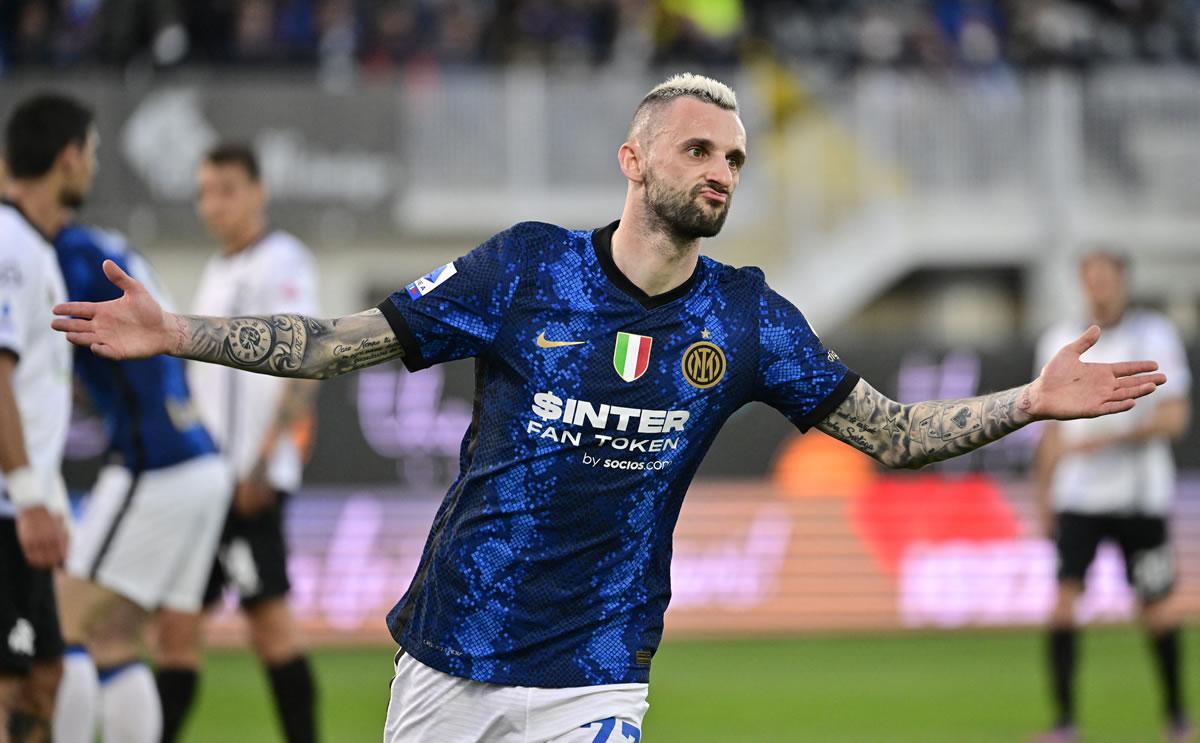 Marcelo Brozovic abrió el camino de la victoria del Inter ante el Spezia.