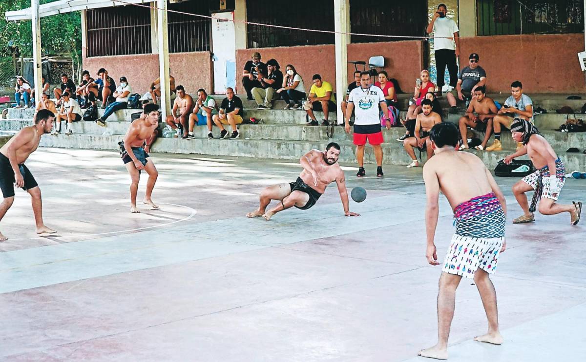 Después de 1,300 años rueda la pelota maya en Copán