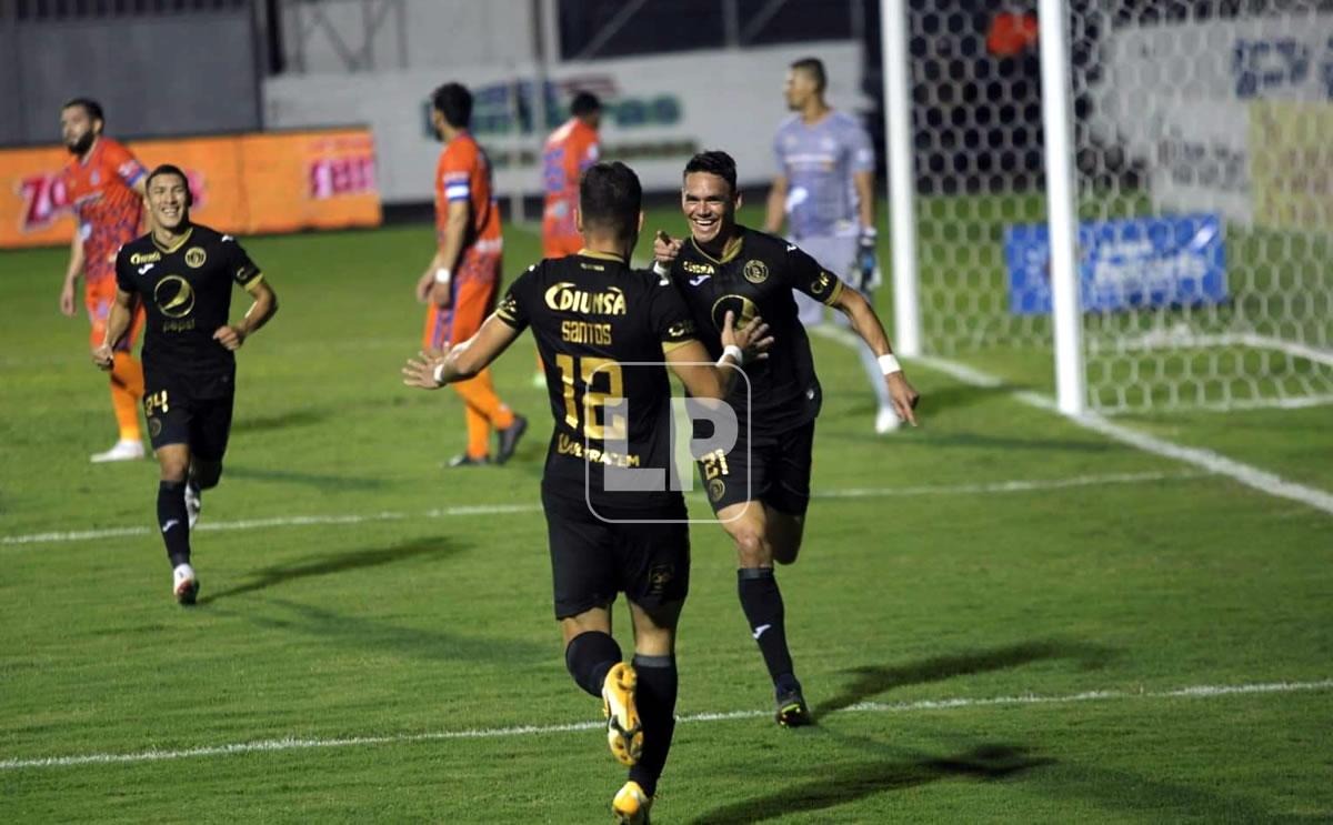 Roberto Moreira celebrando su gol con Marcelo Santos, quien le dio la asistencia.