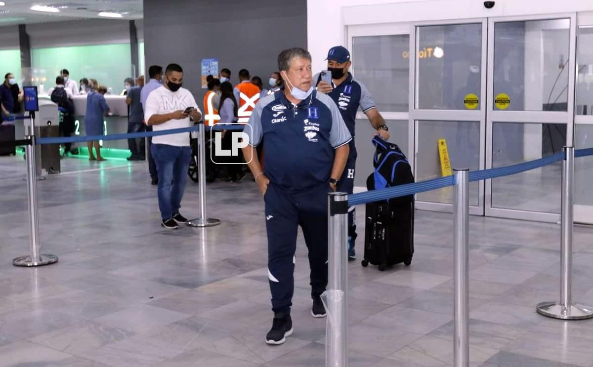 ‘Bolillo‘ Gómez a su arribo al aeropuerto Ramón Villeda Morales de San Pedro Sula.