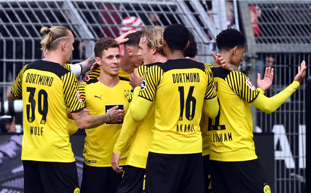 Jugadores del Borussia Dortmund celebrando el gol de Thorgan Hazard.