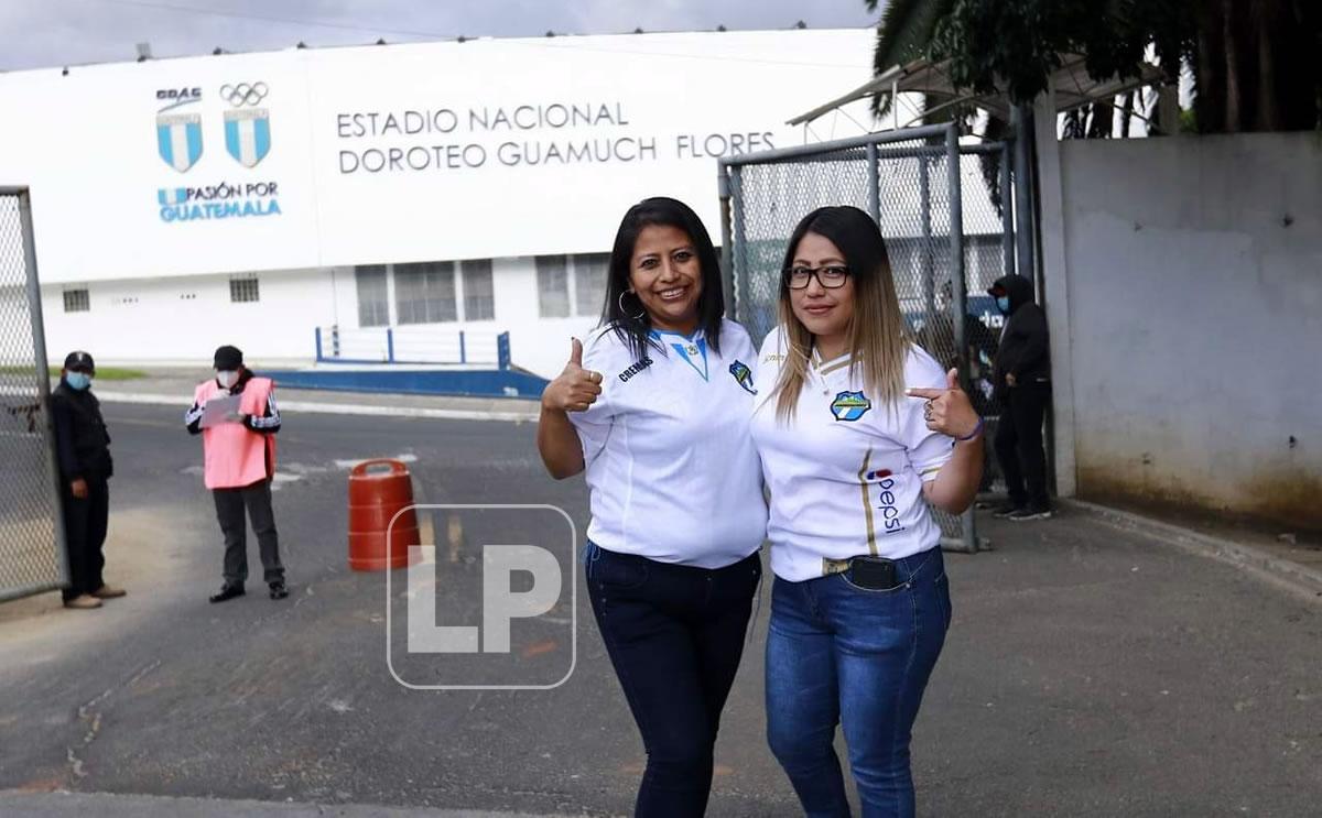 Dos aficionadas del Comunicaciones llegaron temprano al estadio Doroteo Guamuch Flores.