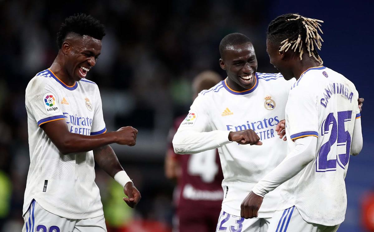 Camavinga festejando su golazo con Mendy y Vinicius.