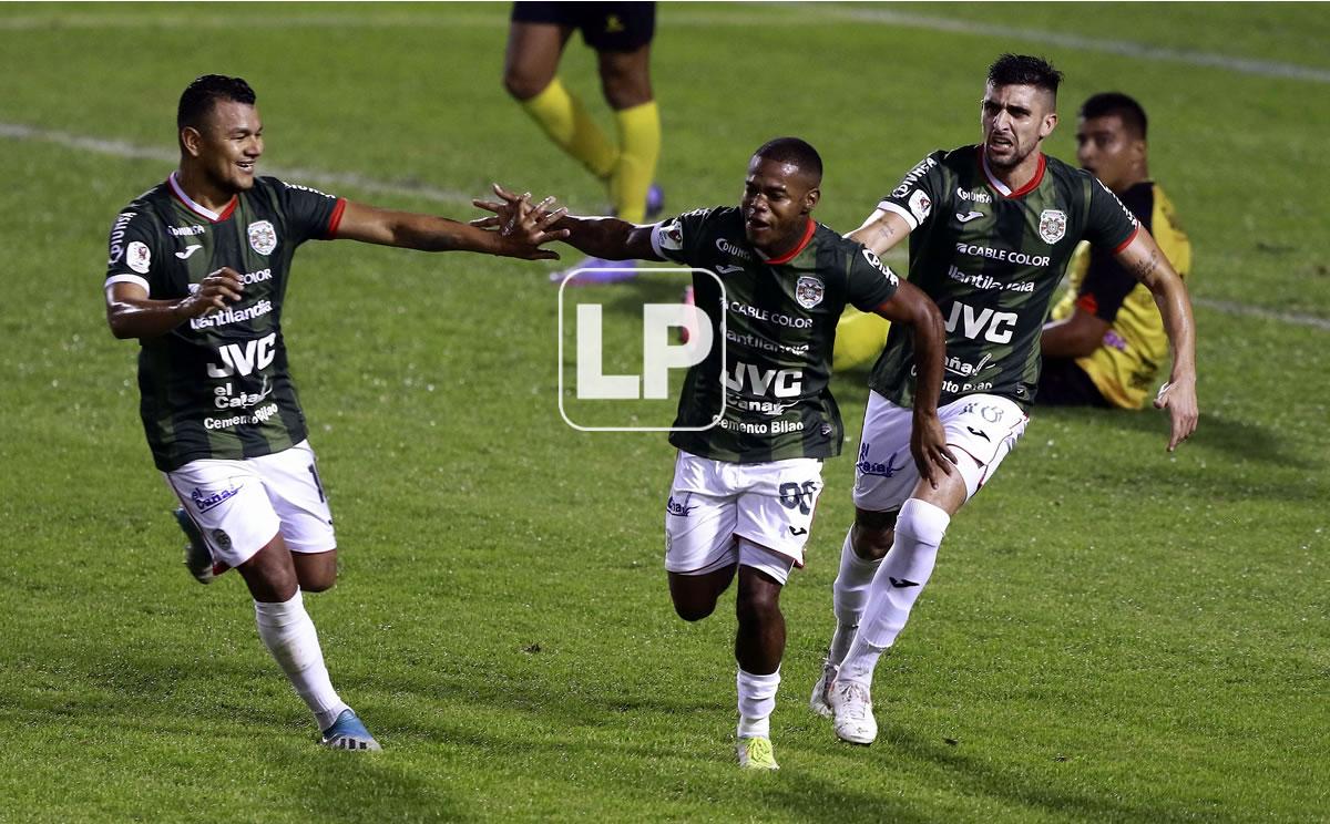 Edwin Solani Solano festeja su gol con Mario Martínez y le sigue el otro goleador, Lucas Campana.