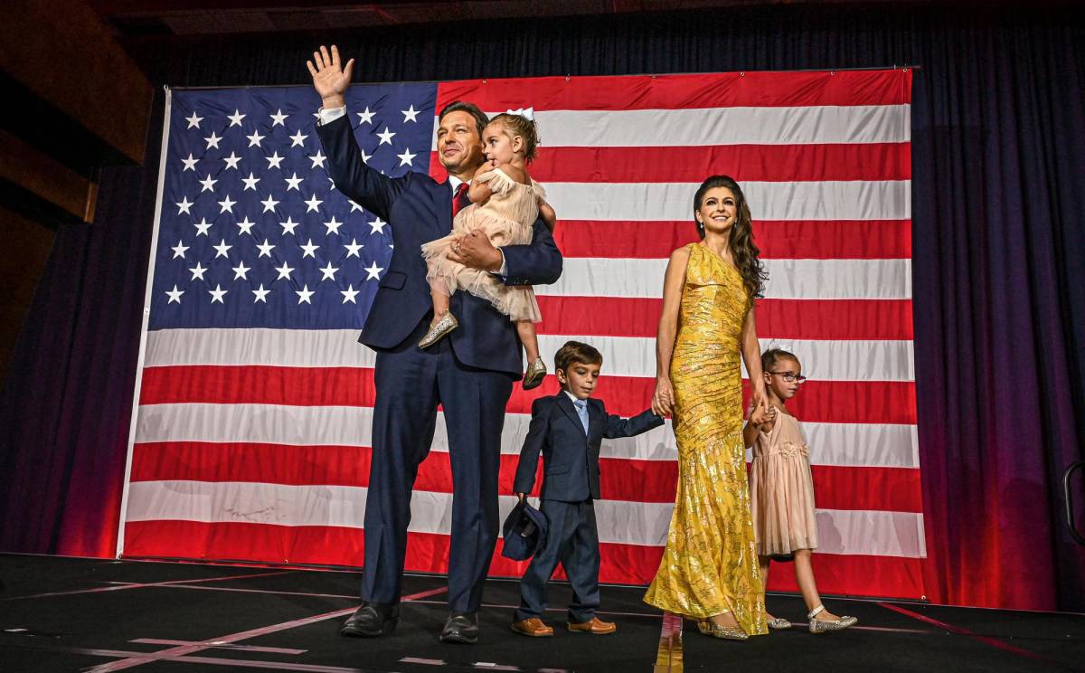 DeSantis, junto a su esposa Cassey y sus hijos, durante la celebración de su reelección como gobernador de Florida.