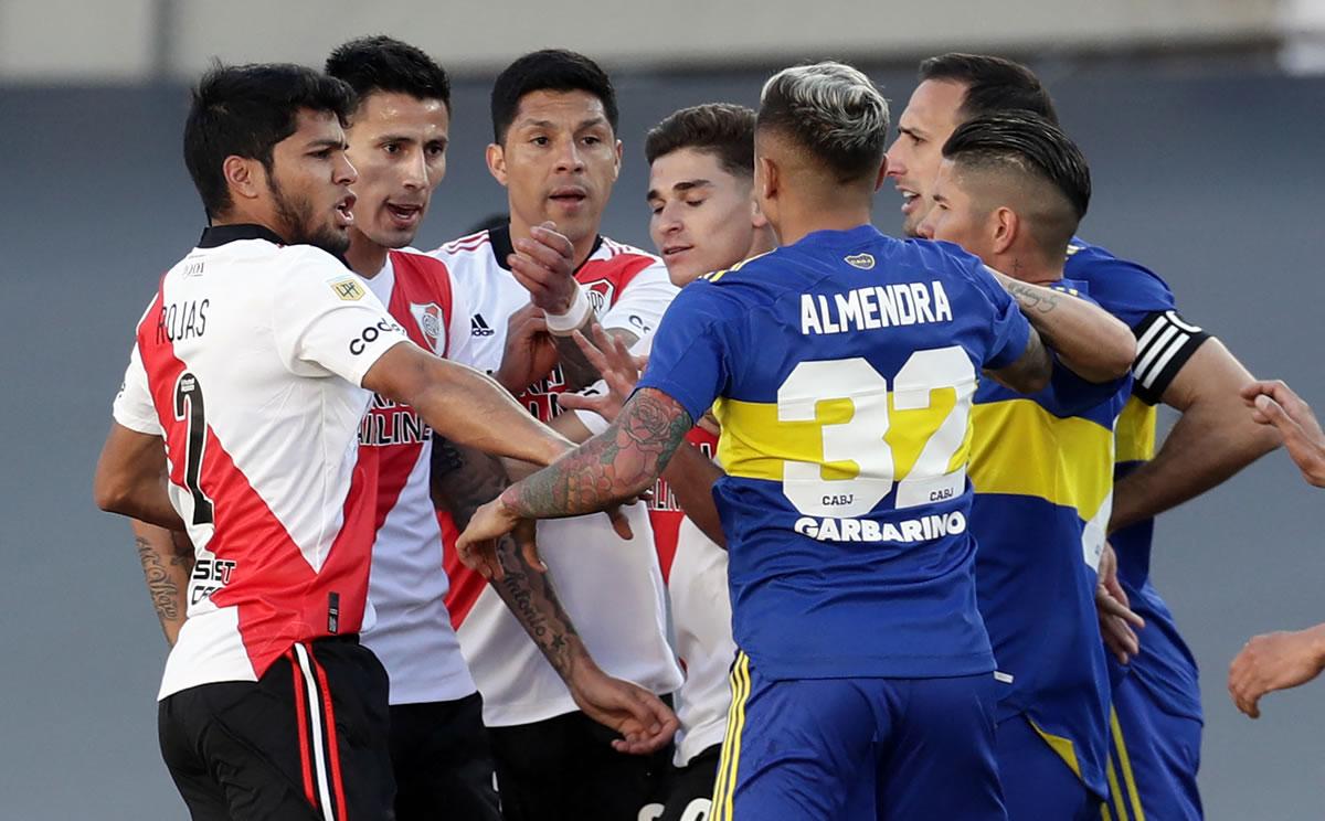 El Superclásico se puso caliente en un momento.