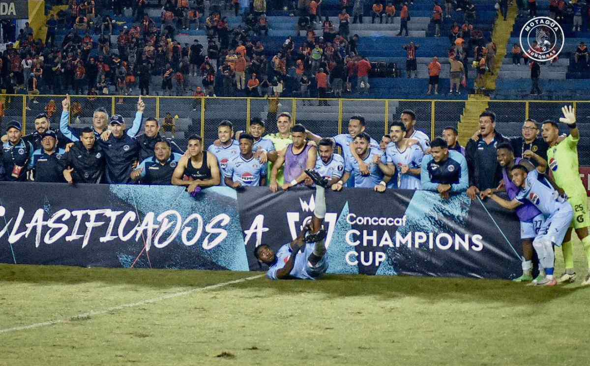 Futbolistas y cuerpo técnico del Motagua festejaron en el estadio Cuscatlán el haber conseguido el pase a la Champions de Concacaf.