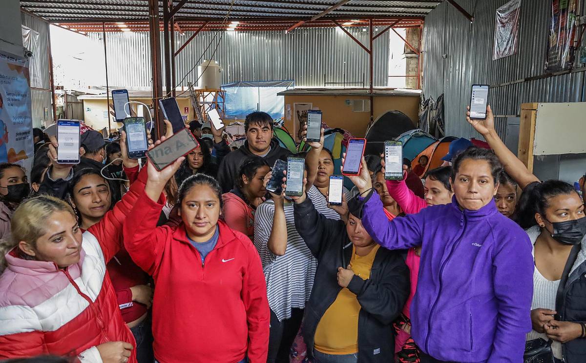 Fallas en aplicación complican solicitudes a migrantes en frontera con EEUU