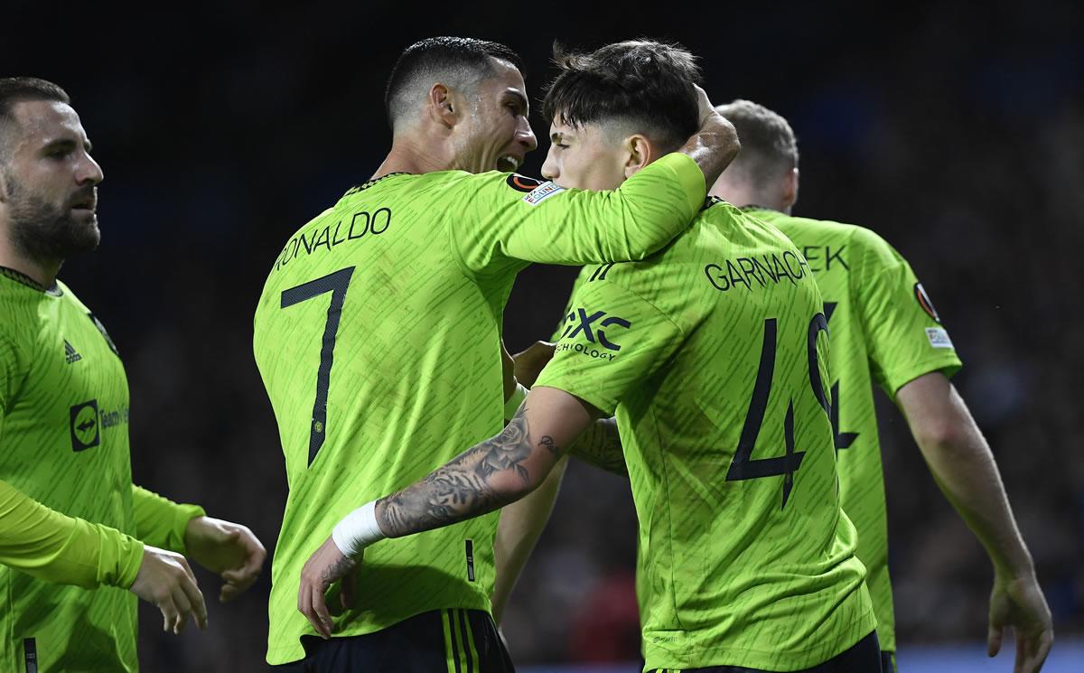 Cristiano Ronaldo y Alejandro Garnacho celebrando el gol del triunfo del Manchester United.