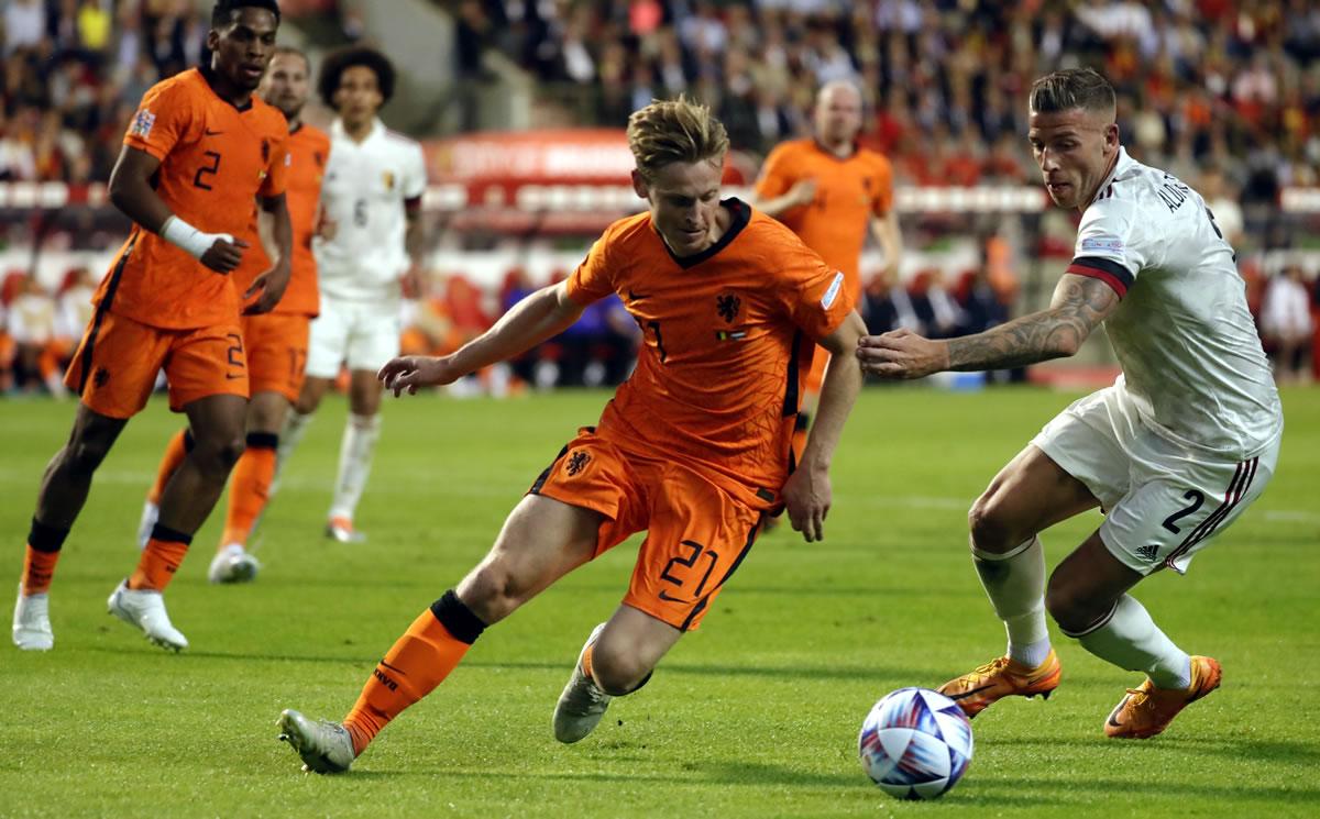 Frenkie de Jong supera la marca del defensa belga Toby Alderweireld.
