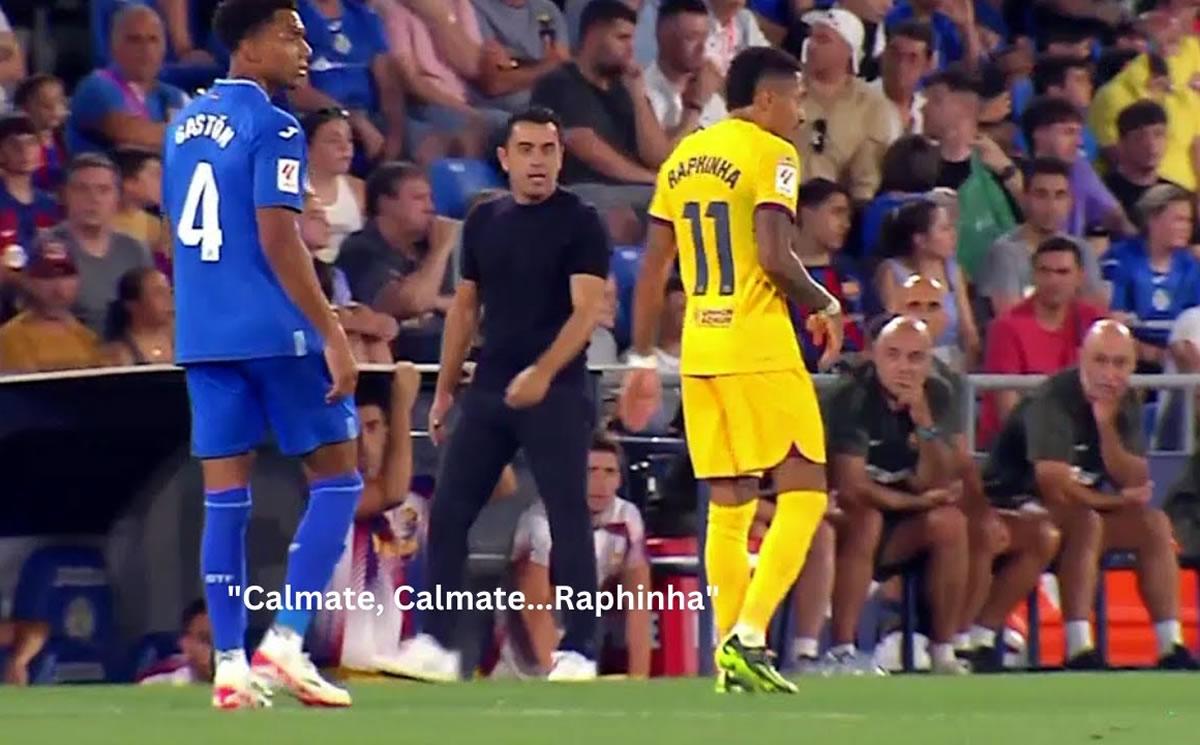 Xavi intentó calmar a Raphinha antes de ser expulsado.