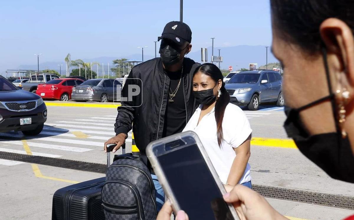 Deiby Flores posando con una aficionada que le pidió una fotografía.