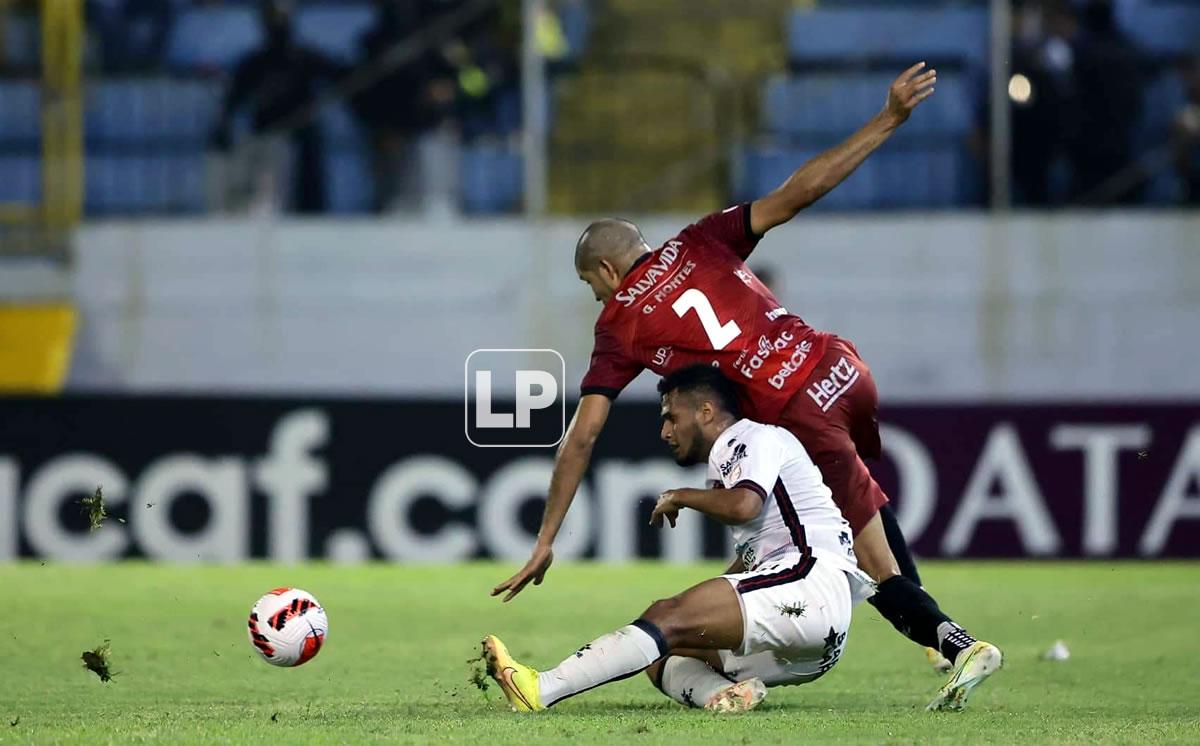 Alex López cayó al suelo tras una falta de Getsel Montes.