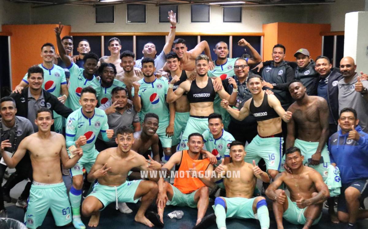 La plantilla del Motagua festejó en los vestidores el histórico pase a cuartos de final de la Liga de Campeones de Concacaf.
