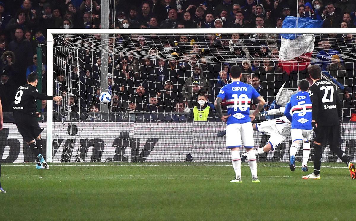 Álvaro Morata marcando de penal su primer gol del partido ante la Sampdoria.