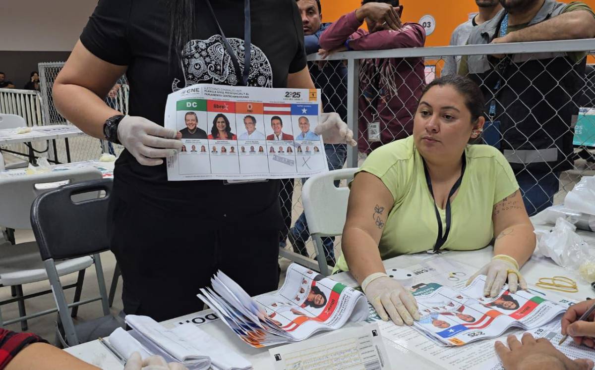 ¿De dónde provienen las primeras urnas abiertas en el escrutinio especial?