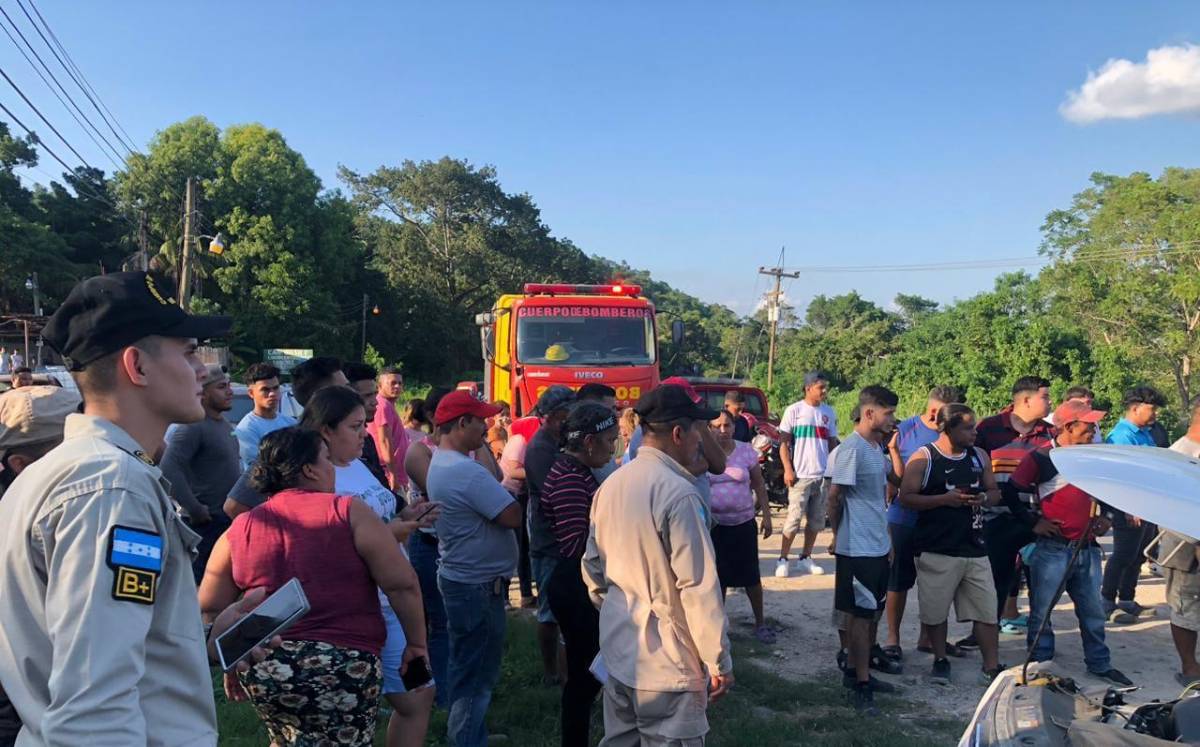 Cuerpo de Bomberos levanta el reporte de tránsito en la carrertera Corte de Culebra en Potrerillos, Cortés.