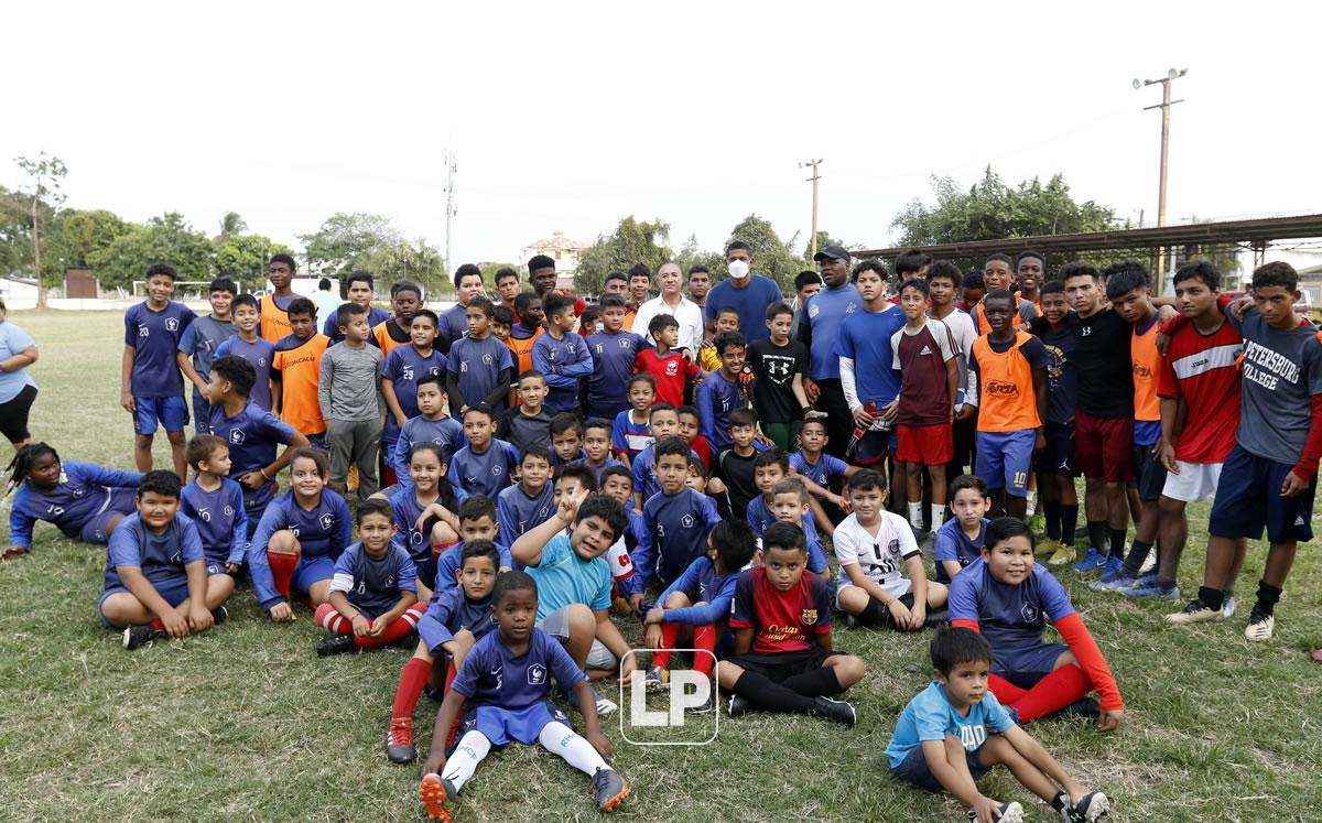‘El Cocherito‘ posó con los pequeños que se mostraron felices por compartir con el exjugador de la Selección de Honduras.