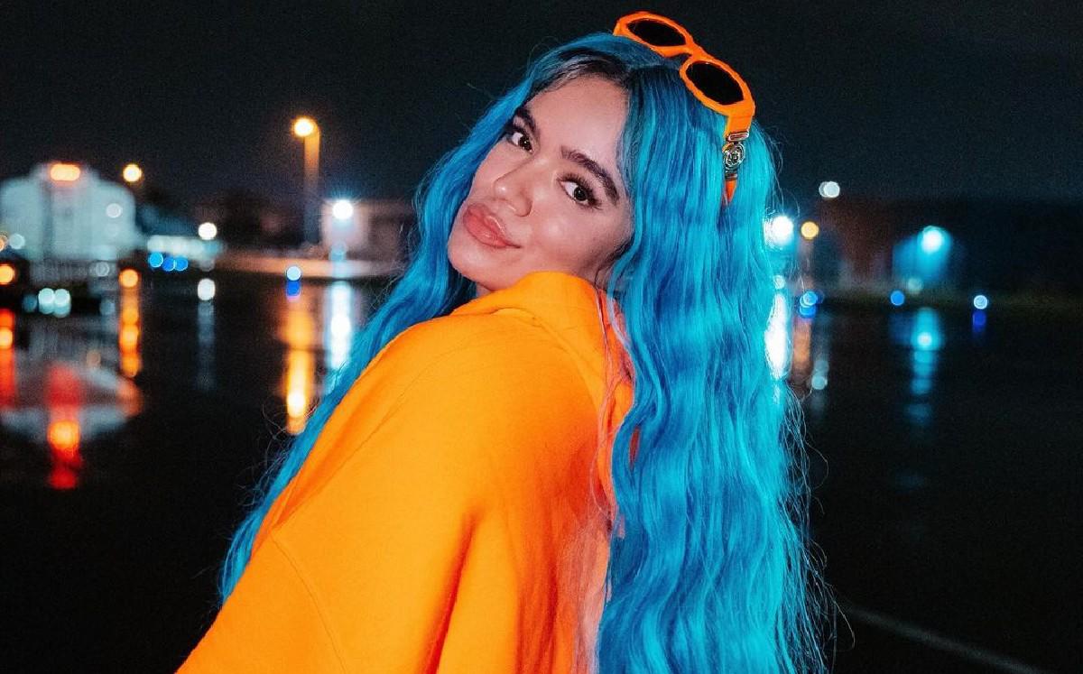 VIDEO: Karol G sufre aparatosa caída en concierto: “Creo que se me partió una rodilla”