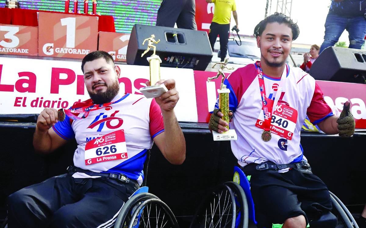 Carlos Méndez y Elvin Villafranca muestran con orgullo sus trofeos tras la Maratón.