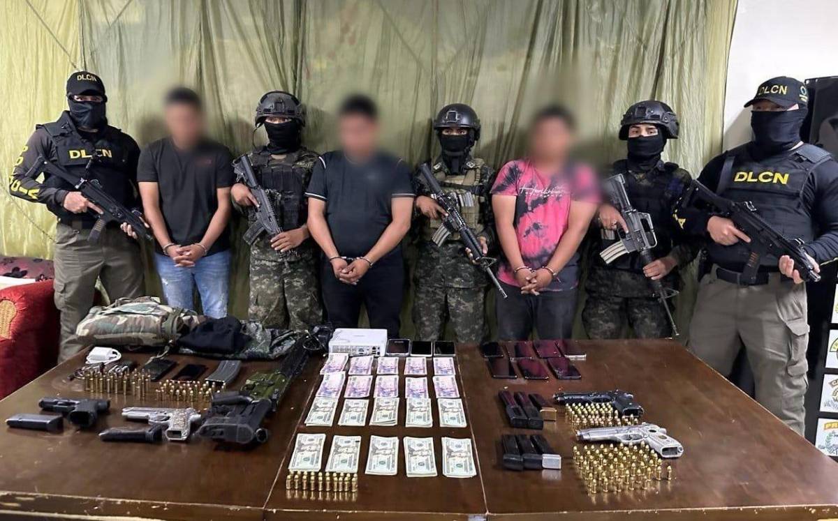 Fotografía de los capturados y evidencia decomisada.