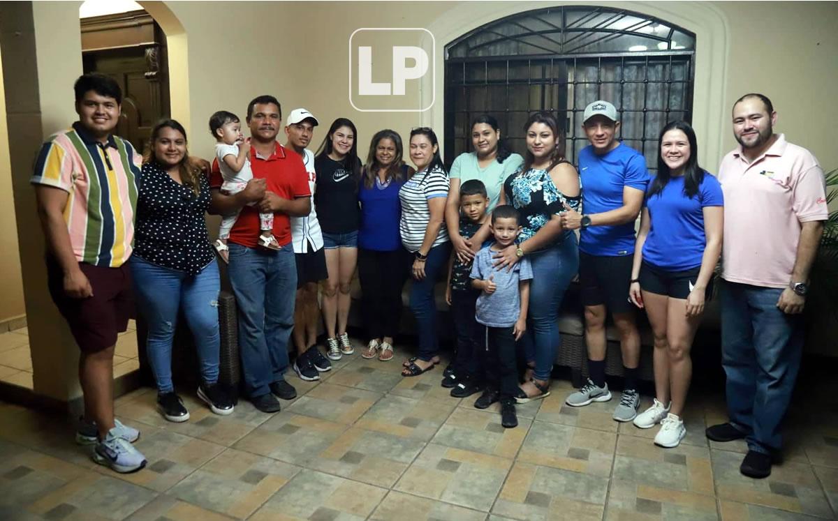 El futbolista hondureño estuvo acompañado por su familia durante la entrevista.