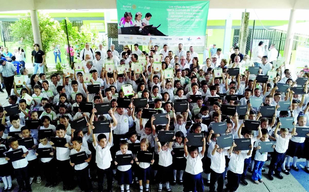 Dotan de computadoras a centros educativos de San José de Colinas