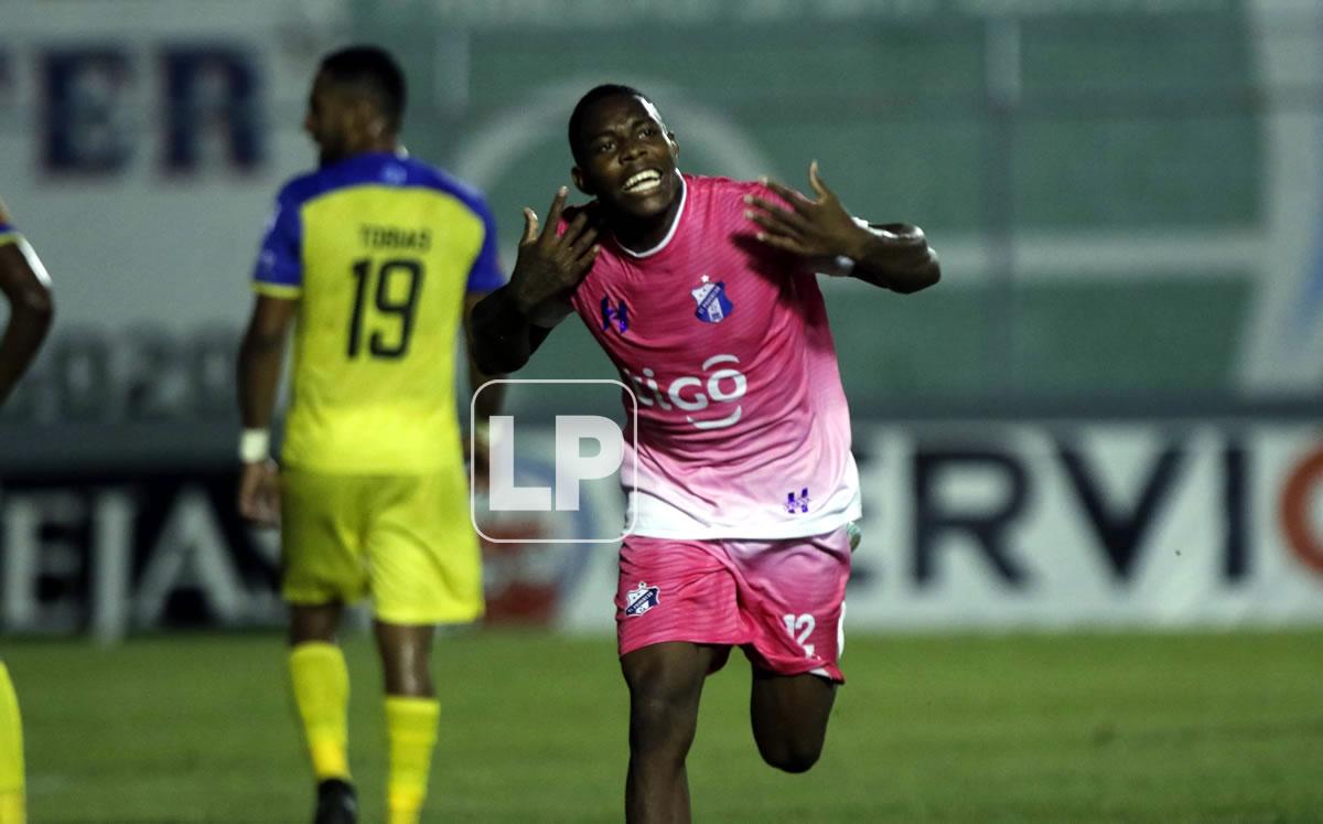 La felicidad de Dixon Ramírez tras marcar el primer gol del Honduras Progreso.