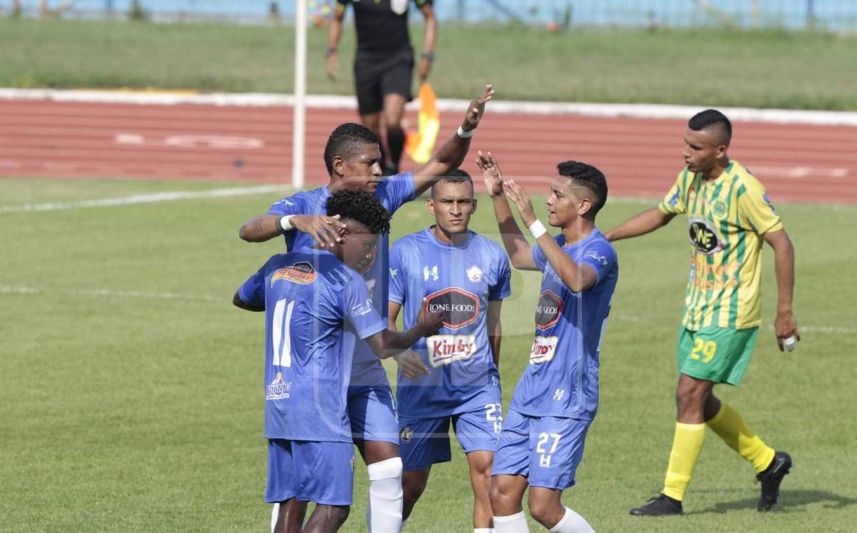 Carlo Costly siendo felicitado por sus compañeros del Lone FC tras anotarle al Parrillas One.