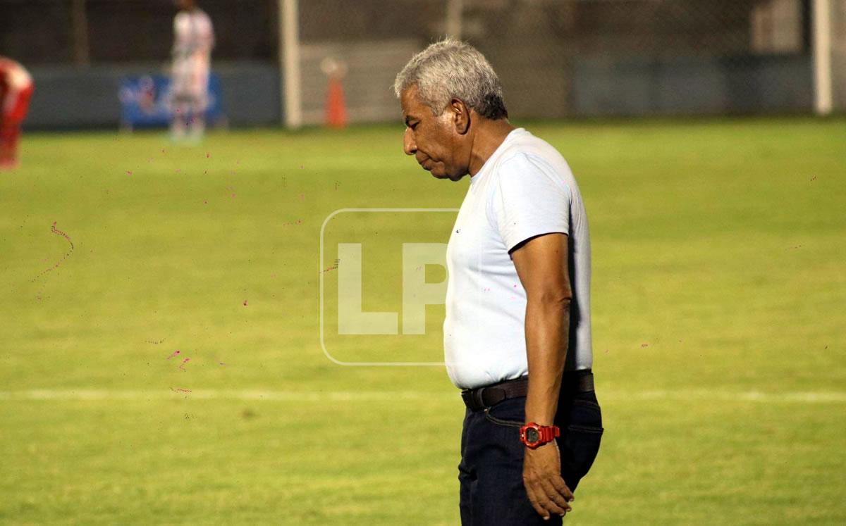 Héctor Castellón durante su último partido dirigiendo a la Real Sociedad en la derrota (2-1) contra el Vida.