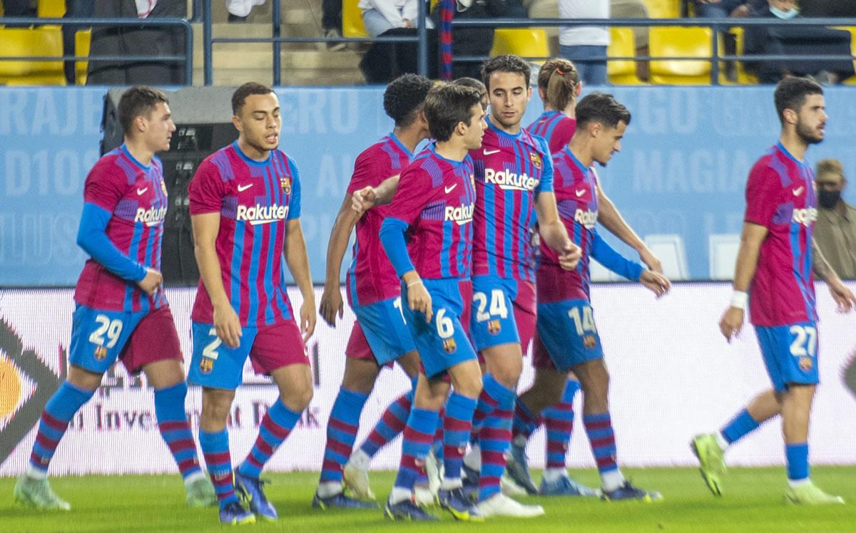 Jugadores del Barcelona celebrando el gol de Ferran Jutglà.