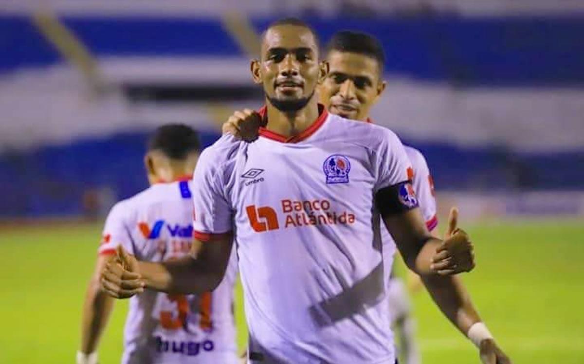 Jerry Bengtson celebrando su gol contra el Marathón.