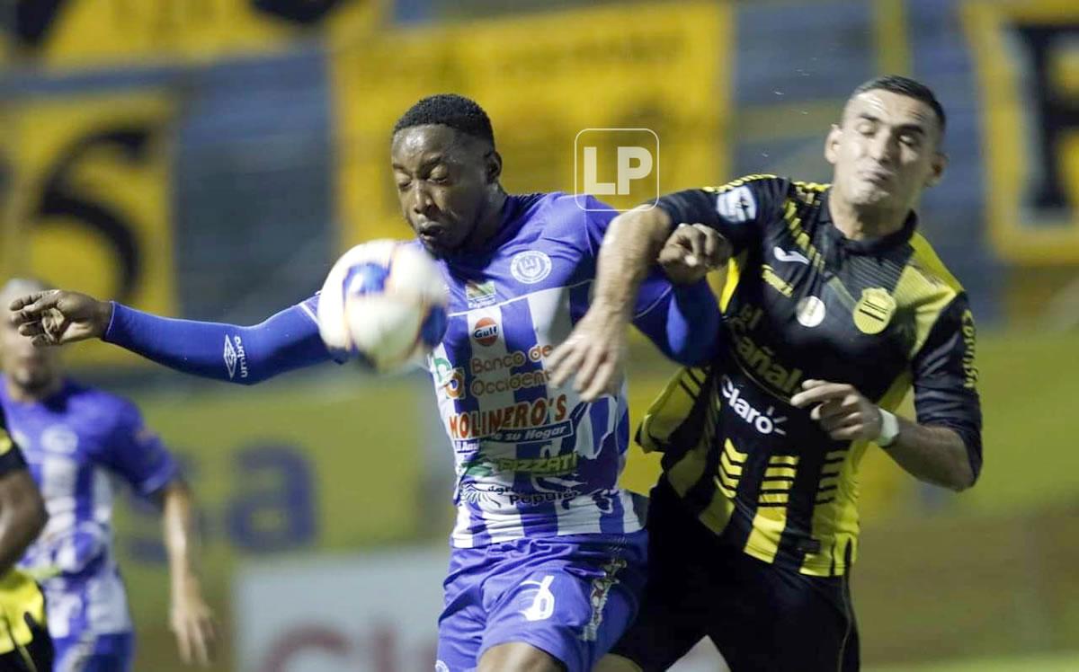 Kenneth Hernández y Omar Rosas disputando el balón.