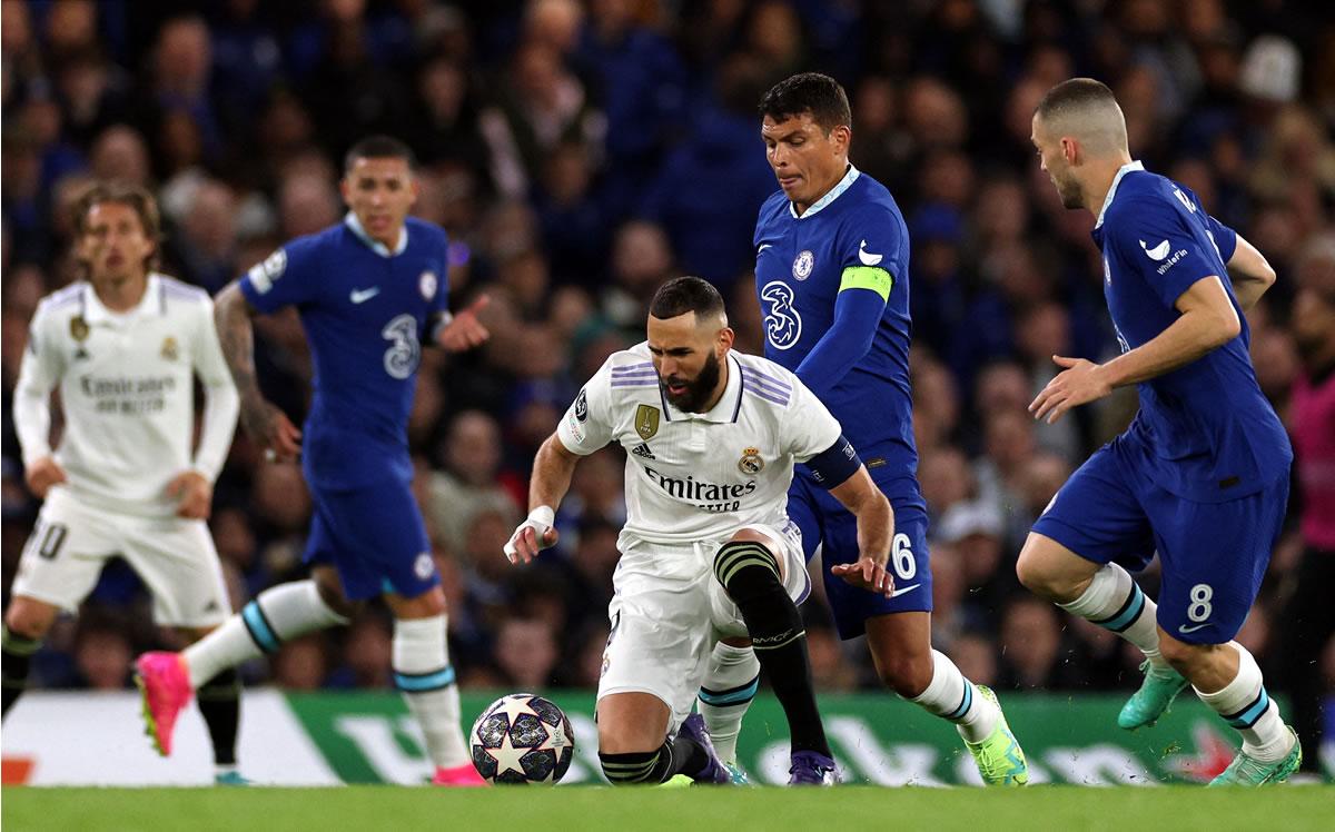 Karim Benzema recibe una falta de Thiago Silva.